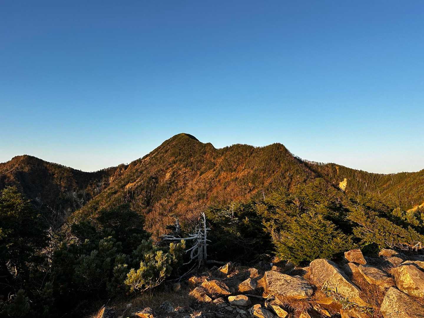女峰山往復 | 天空へ誘う回廊を越え、雲上を歩く。遥かなる山並みが織りなす絶景の写真