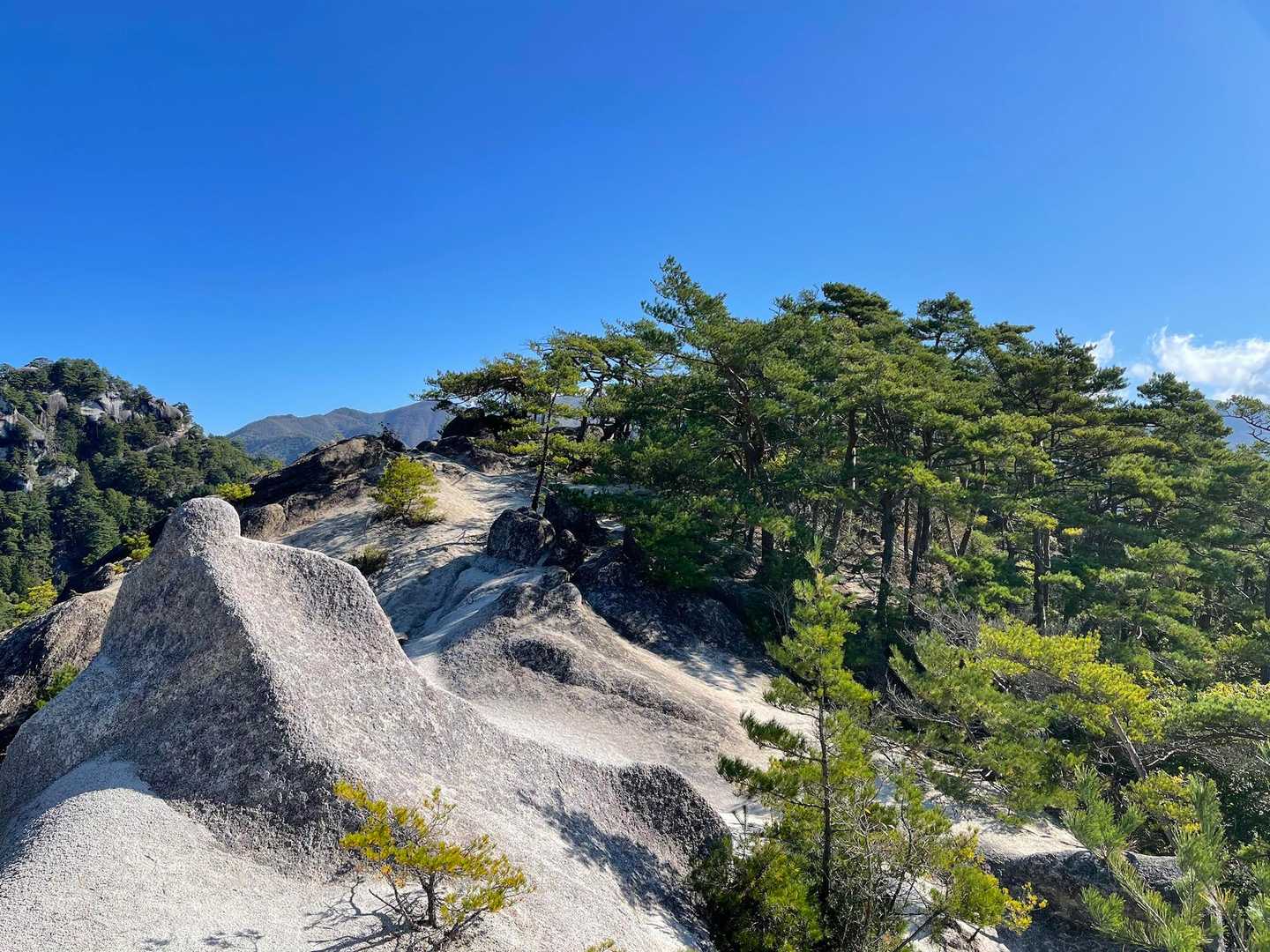 弥三郎岳・昇仙峡 | 花崗岩の白い巨石が連なる稜線と、日本五大名峡随一の渓谷美の写真