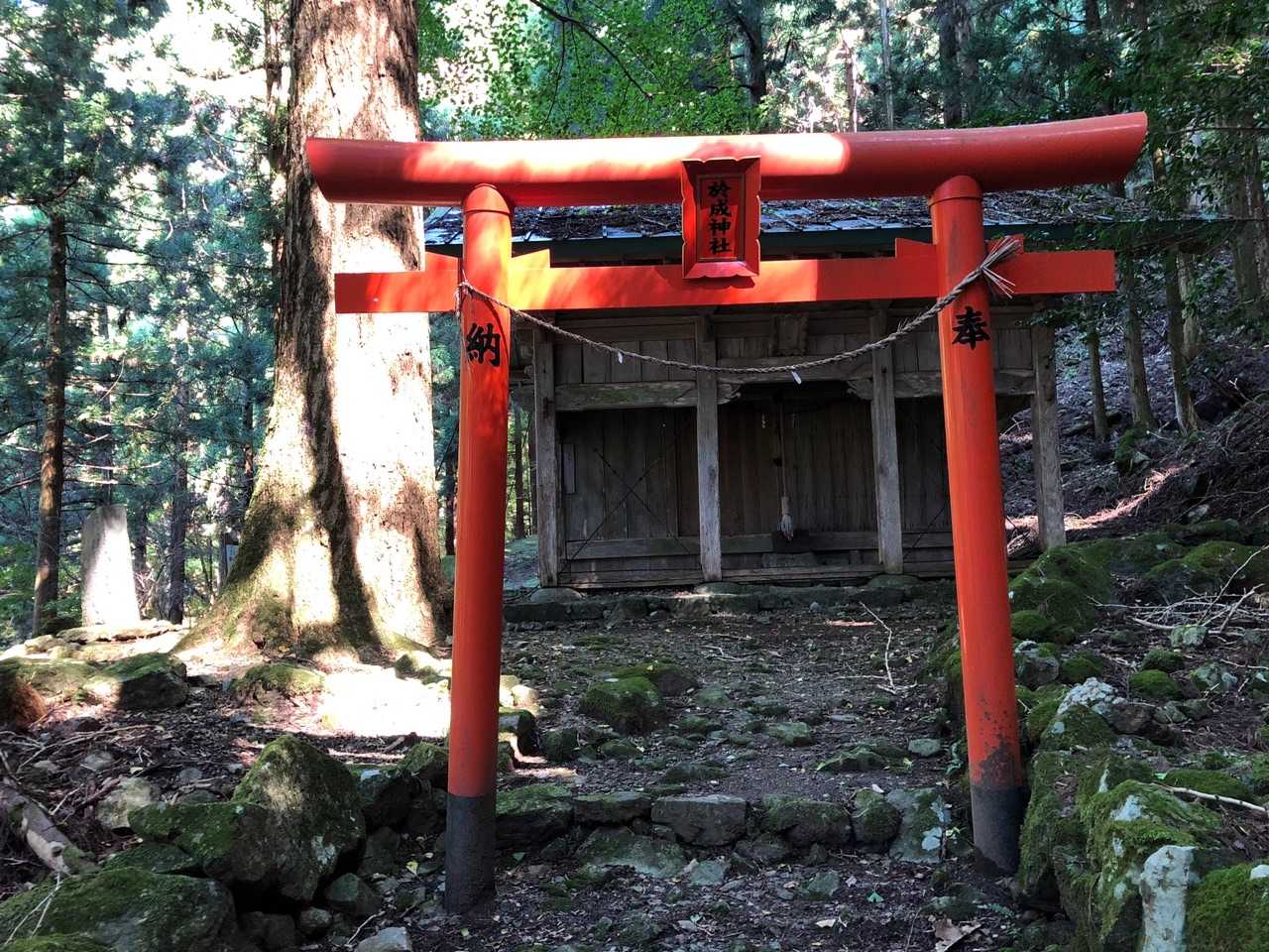 於成(おなる)神社