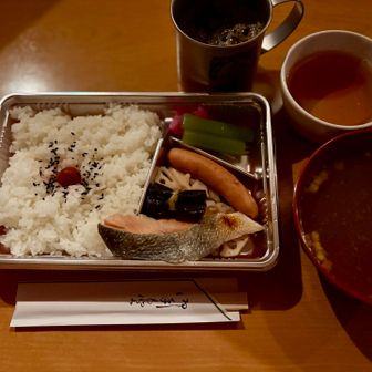 おはようございます、盛大に顔が浮腫んでおりますが朝日に向かって出発
出発時点気温0℃、ちゃんととても寒い！
ザックの中身を水とレインとフリースとエイドだけにして身軽にヘッデン＆ヘルメットで2度目の岩の殿堂へ