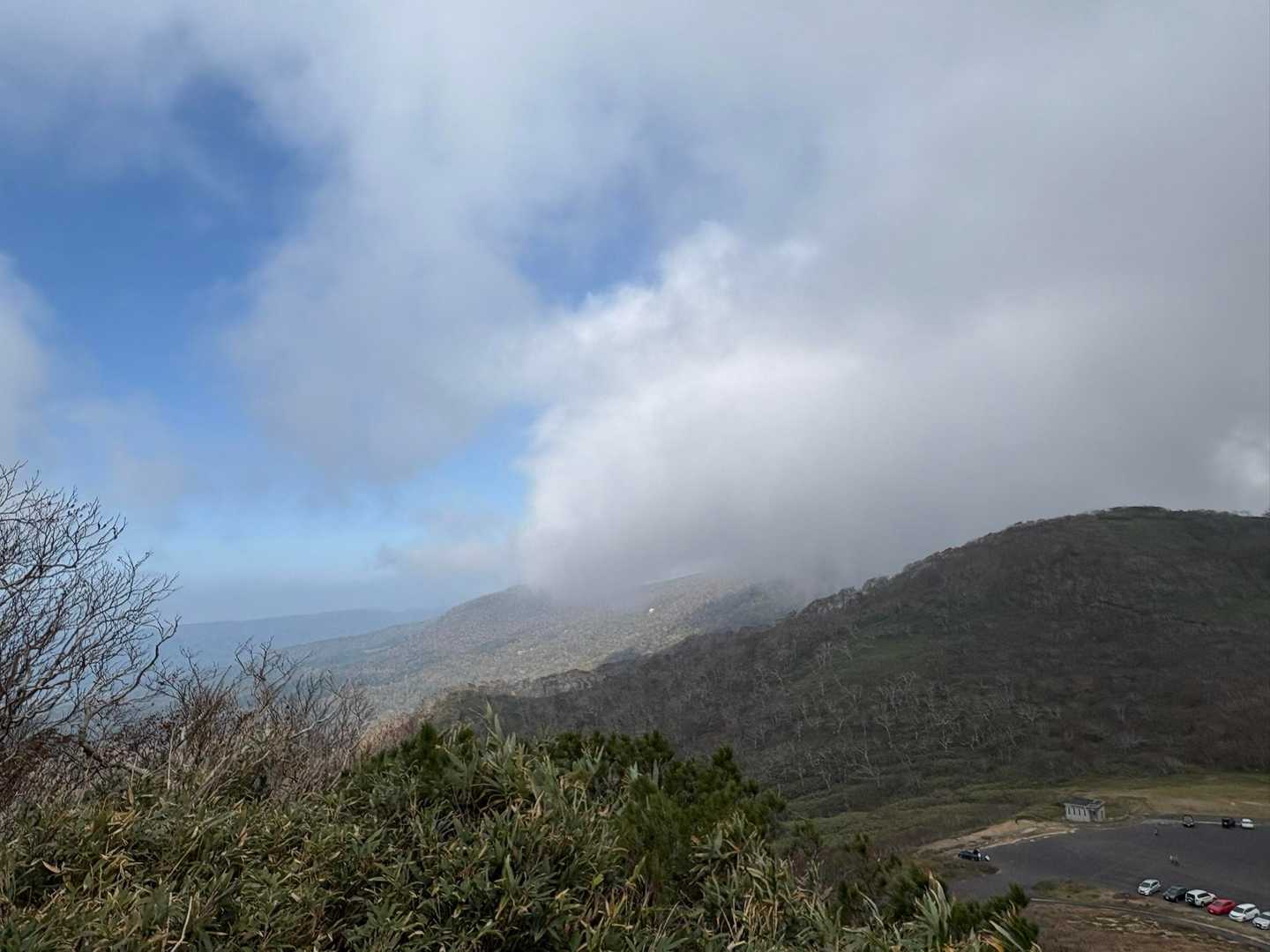 オロフレ山も雲の中☁️  ここの山越えるとガスは無くなり青空🟦　お疲れ様でした😊

その後、登別まで来たので室蘭の低山巡り向かうのでした😆
