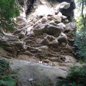 針の耳神社・天狗岩