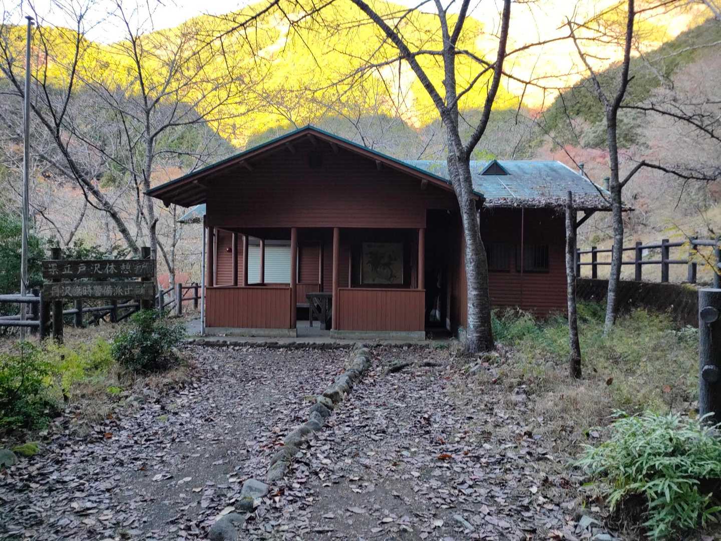駐車場の先の小屋のトイレは閉鎖されている