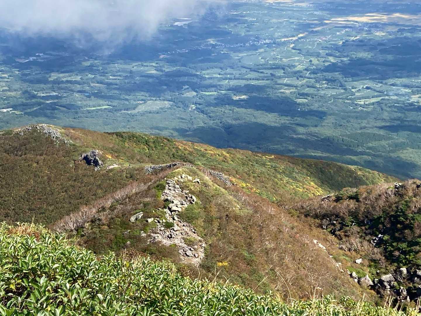 山頂も沢山の人。雲は浮かんでいる感じで、見晴らし良し。大好きな赤倉方面の紅葉がきれい。今日はこの風景を眺めながら、休憩。