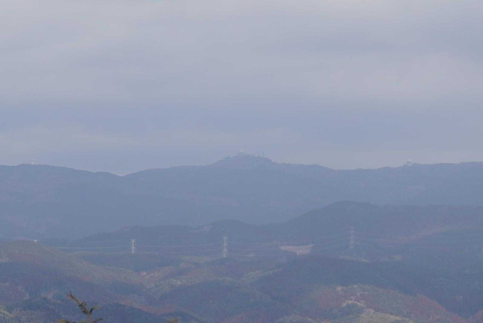 山頂下の展望の良い広場からは脊振山🍈が正面に見える。