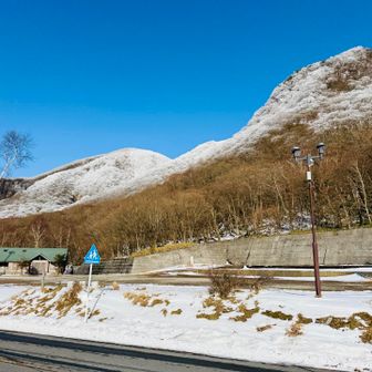 下山しました。14時をわずかに過ぎてしまいました。しかし、ピストンの予定だったので、車はおのこ駐車場にはありません。
しばらく車道を歩きました。