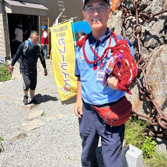 法螺貝を吹く郵便局員さん👍