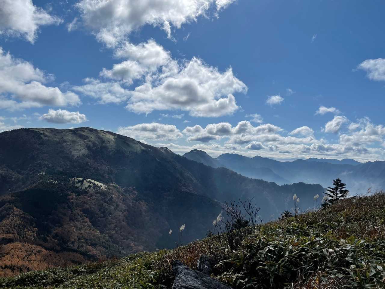 沓掛山から見た石鎚山系。
笹ヶ峰から石鎚山まできれいに見渡せた。
クンちゃんにどれがどの山か教えてもらってご機嫌。さらっと山座同定できる人、すごくかっこいい。