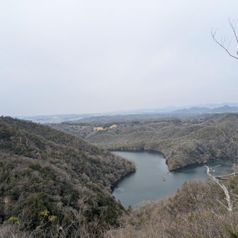 奥からもハート型のダム湖が見えました。