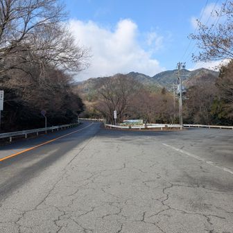 駐車場から鈴鹿スカイラインを渡り側道を進みます。