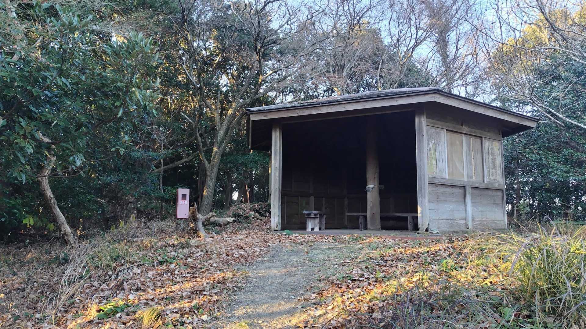 東屋かな？
ここが山頂の様です🧐
