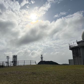 直下の駐車場から、舗装された車道歩きで往復約２０分。手持ちの温度計は20℃。長袖一枚で丁度いい。