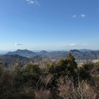 今日登った山々！
右が伊予ヶ岳、左に富山、真ん中の丸い山は何？