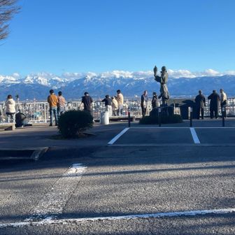 立山連峰と新幹線をまとめて撮りたい人たち