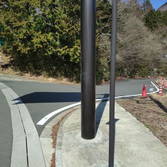 こちらに下って行くと安全に公時神社へ行く近道