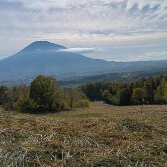 山頂からの羊蹄山
　空に波状雲、中腹に帯雲