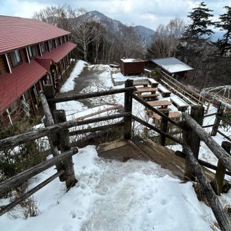 雲取山荘はまだ閉まっています。そのためか水場も使用できませんでした。ここで水を補給できなかったのは結構痛かったです。

追記
他の方のご投稿で知ったのですが、雲取山荘は閉まっていたわけではなかったみたいです。