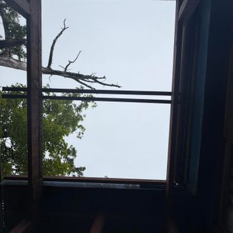 特に急いでいるわけではないので青ヶ岳山荘のデッキでゴロゴロしてました。晴れ間は朝だけでもう曇りです。