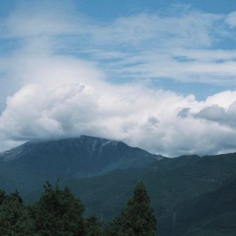 遠く伊吹山