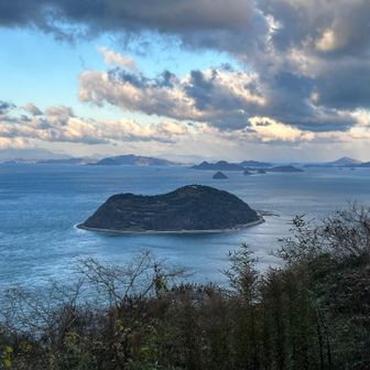 山頂を過ぎると、見えるのは忽那諸島とか。