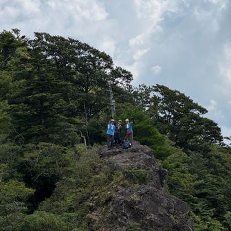 この岩から降りて
正面に見える岩を登ります。
