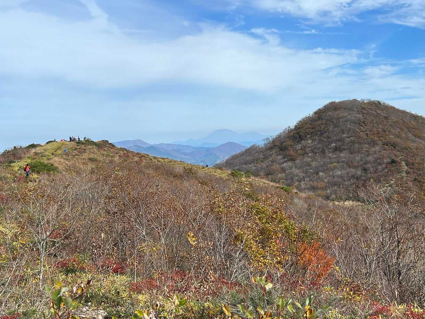 池の段と立烏帽子山の真ん中はるか向こうに大山さん