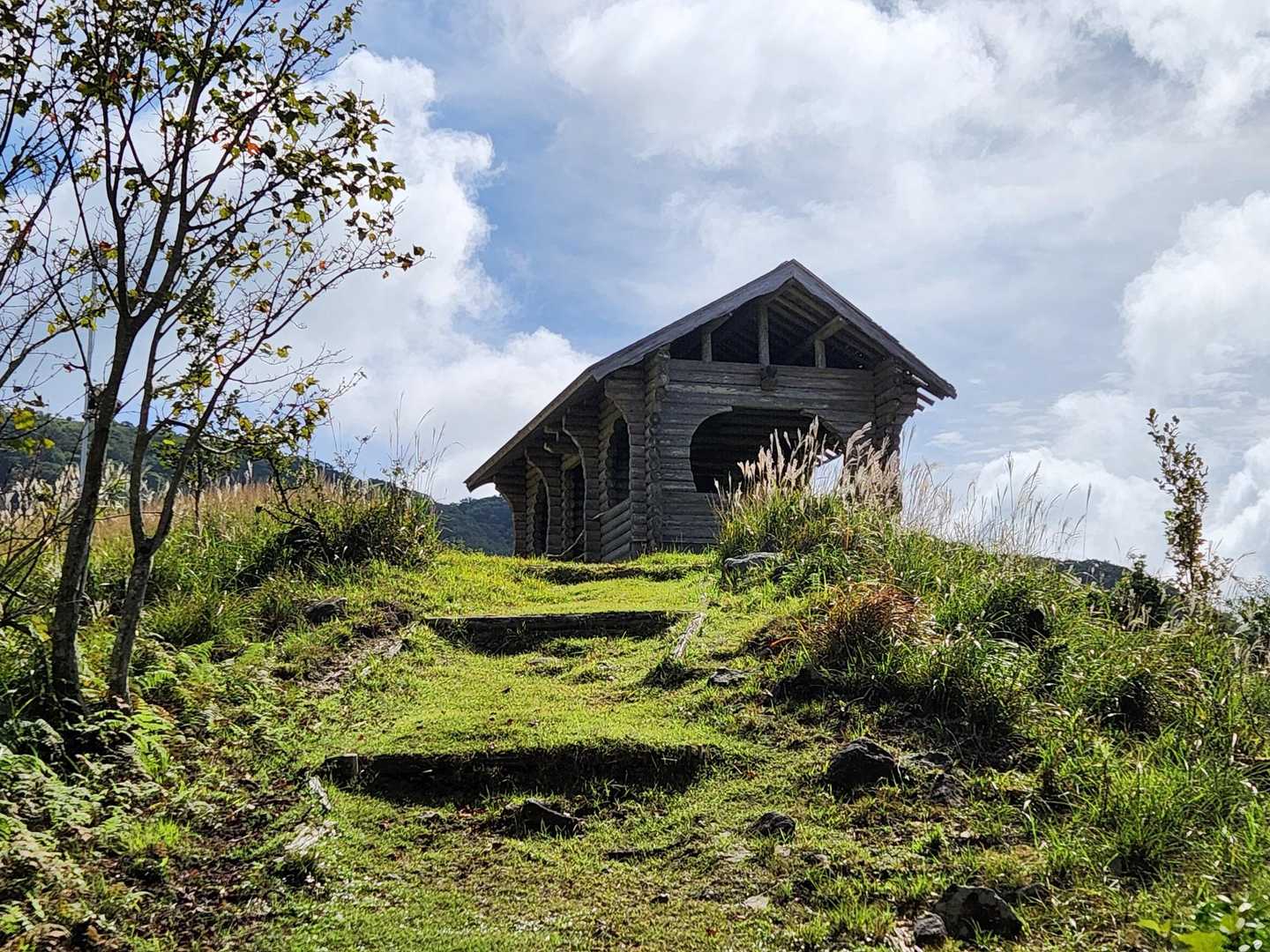 休憩小屋が山頂迄の半分
小屋は立ち入り禁止🈲。