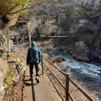多摩川沿いの散策路　一部凍っていて滑りながら歩きました