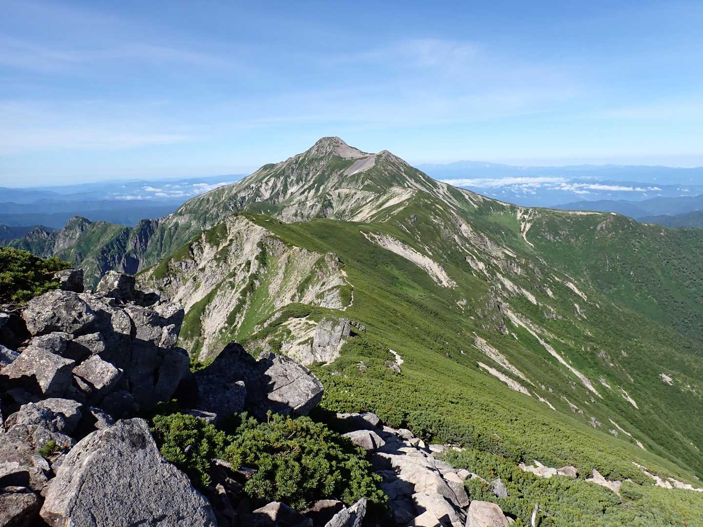 笠新道分岐から見た笠ヶ岳。稜線上の登山道が良く見える。