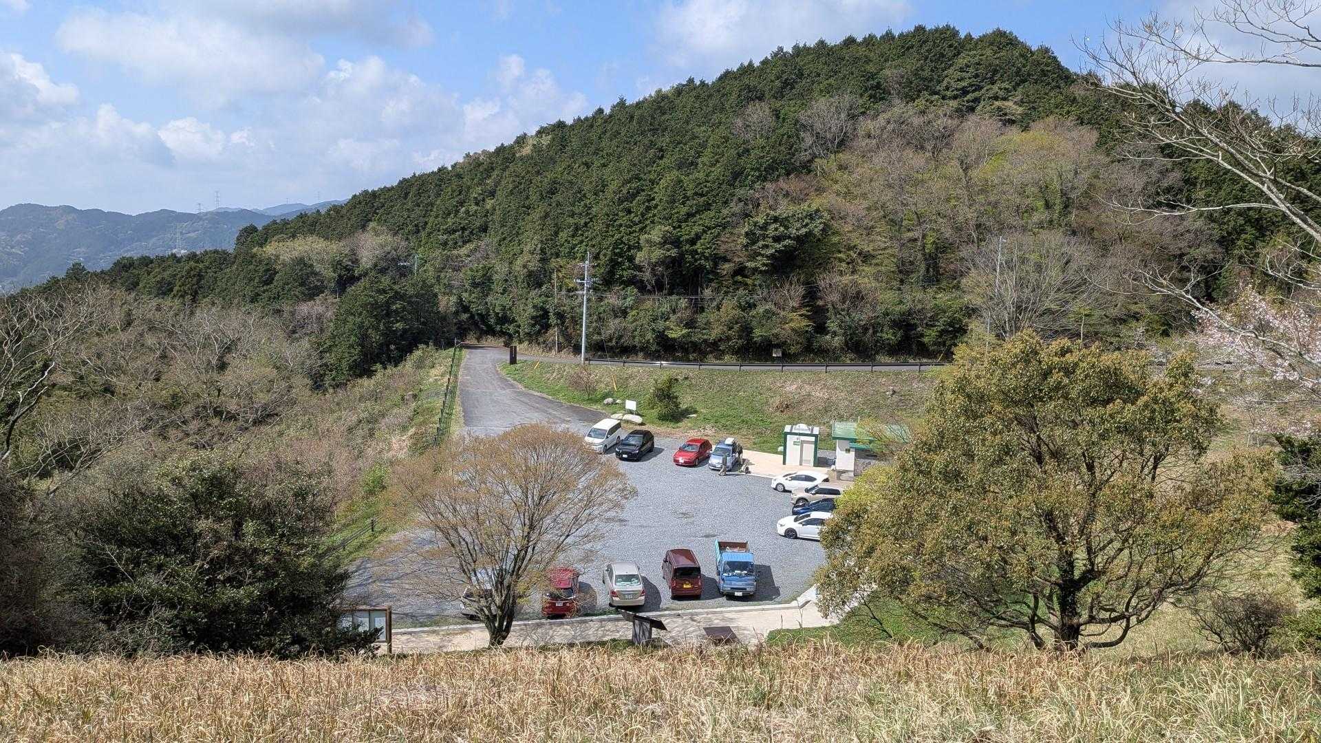駐車場を見下ろす