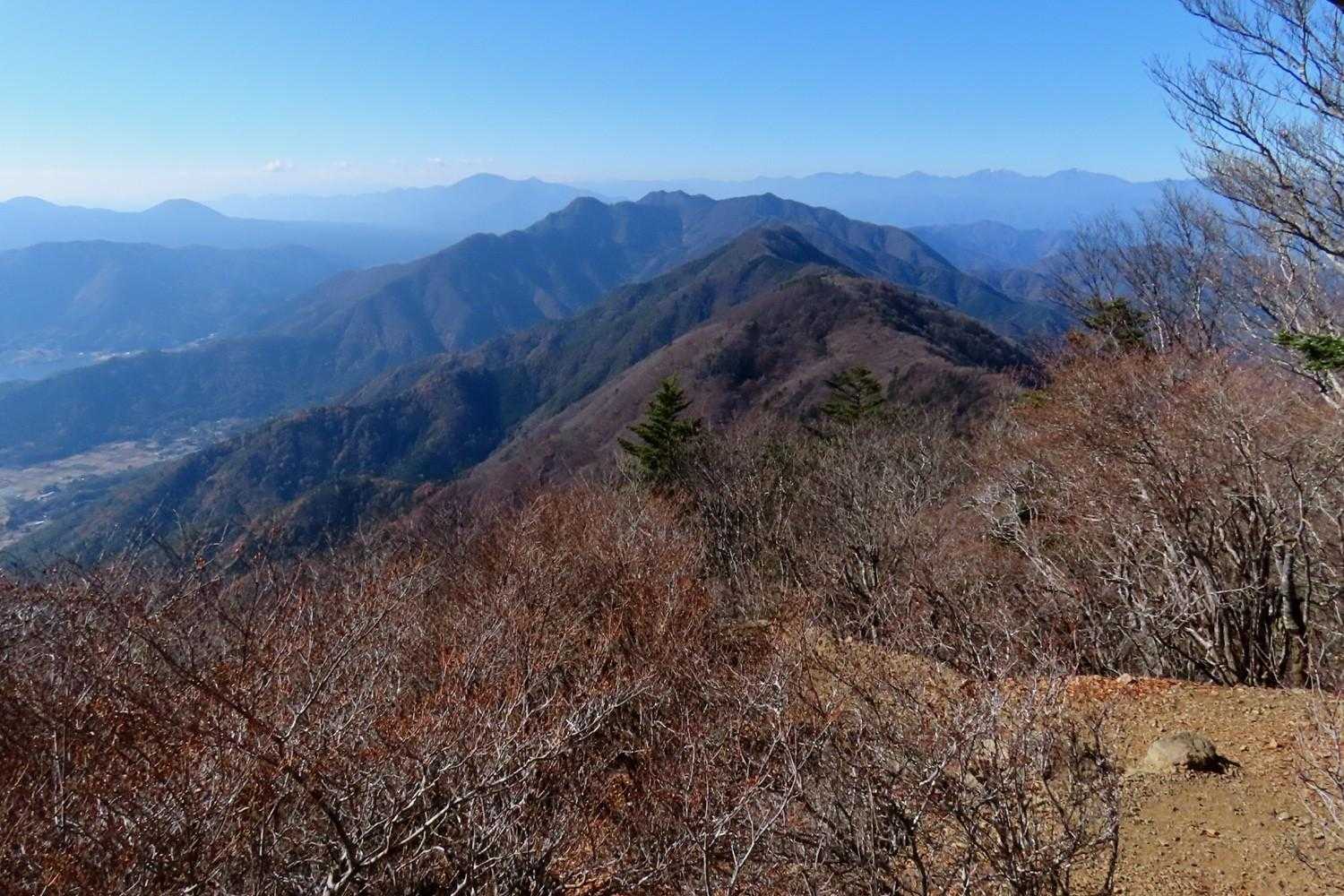 黒岳南側の展望地からの展望
節刀ヶ岳（中央）へと繋がる稜線
中央奥に毛無山、右奥に南アルプス