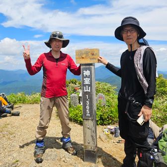 足腰は慢性的に痛いけど、健康の為に山に登るオッサン2人