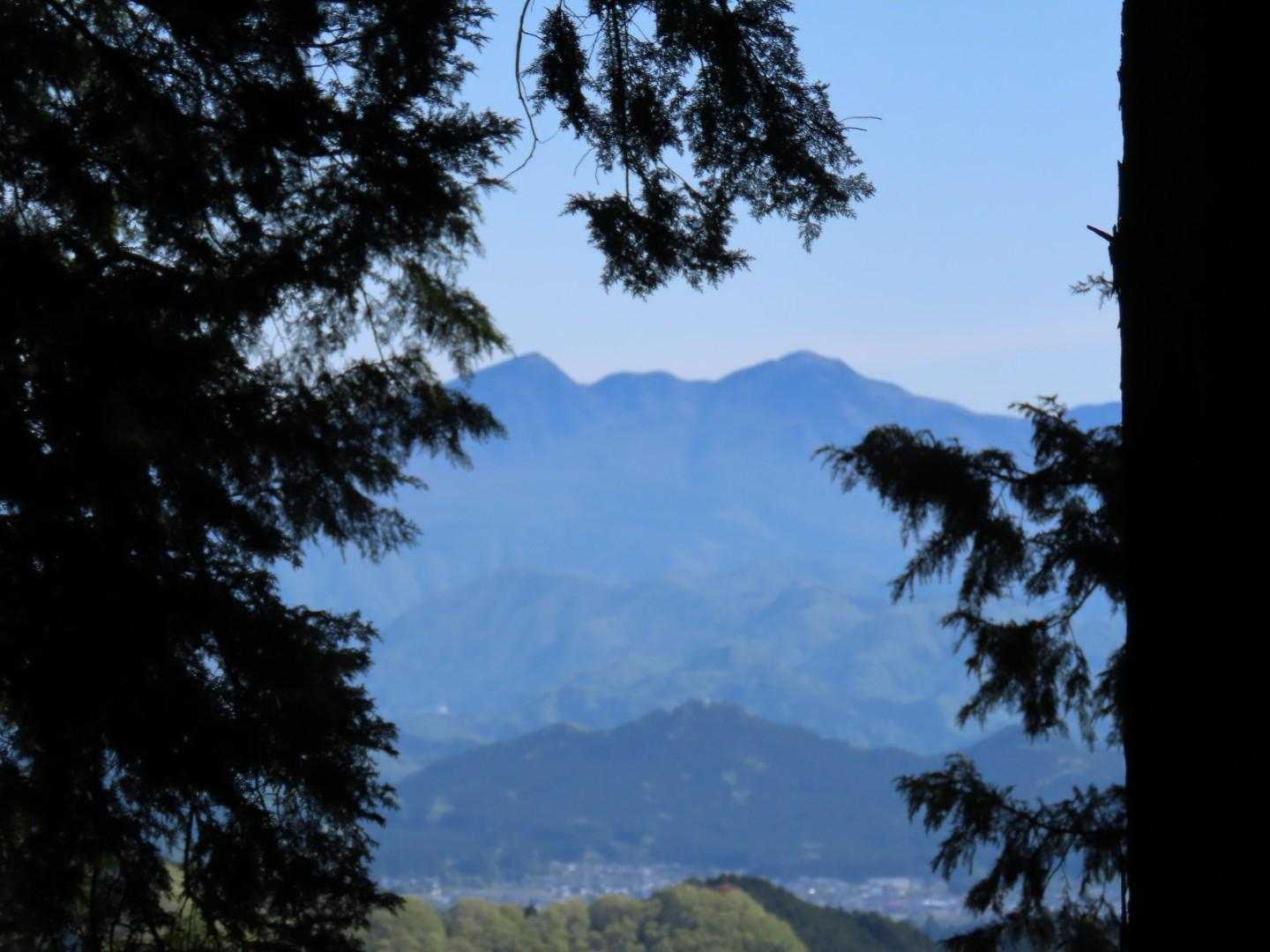ここだけ木が切れて、高原山が見えました。