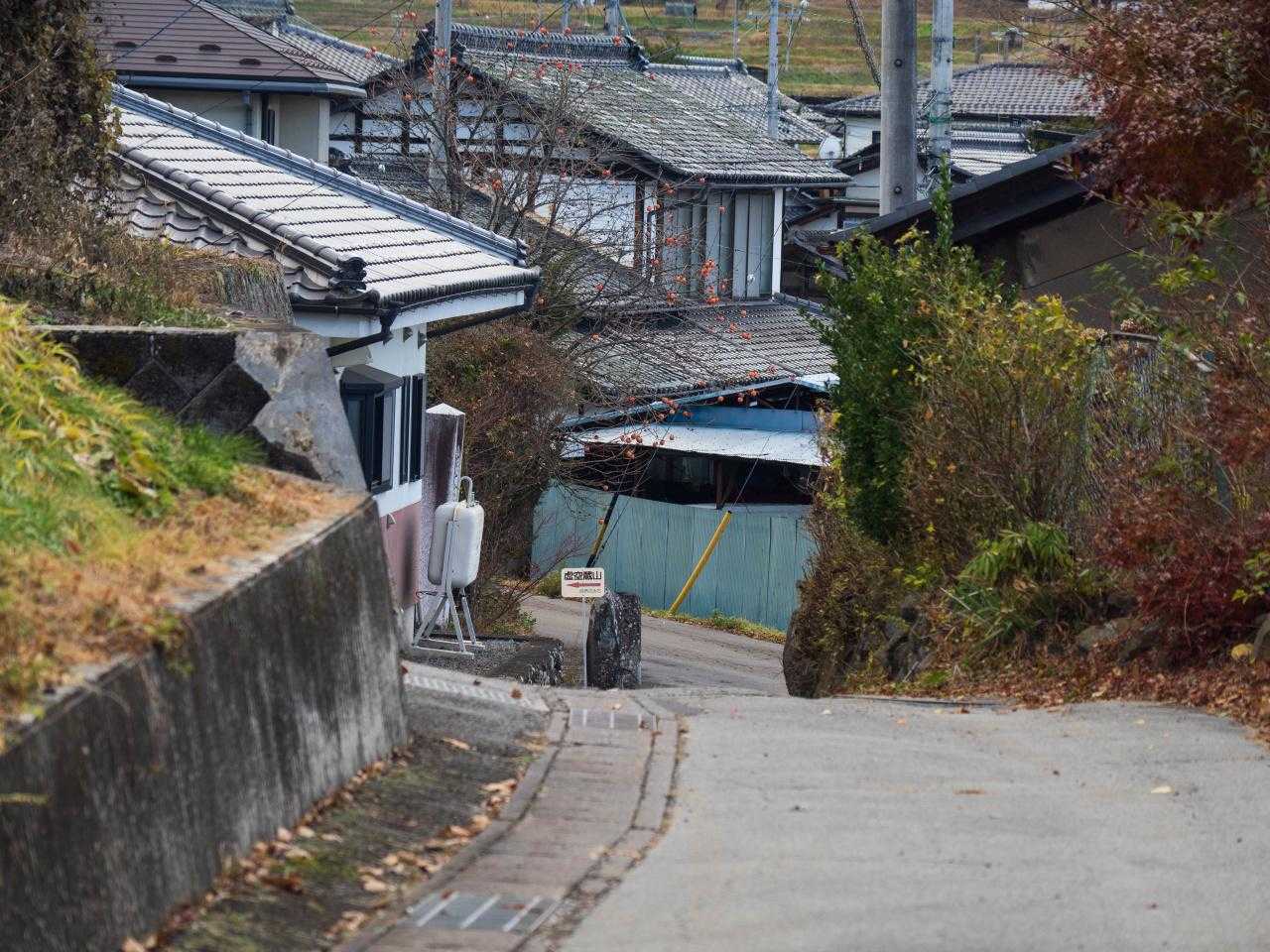この先の道標のところで左へ