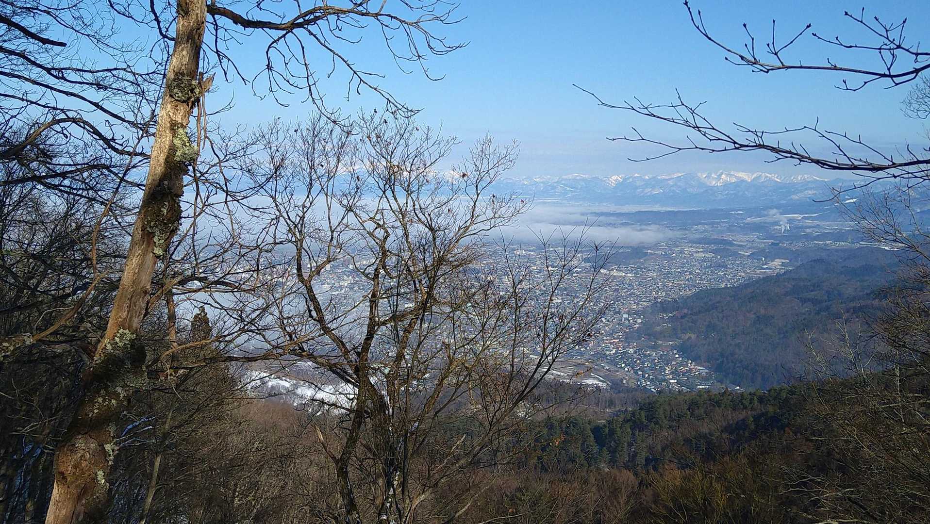 会津盆地の東側。気温上昇が早く雲海が切れてきた。急がねば。