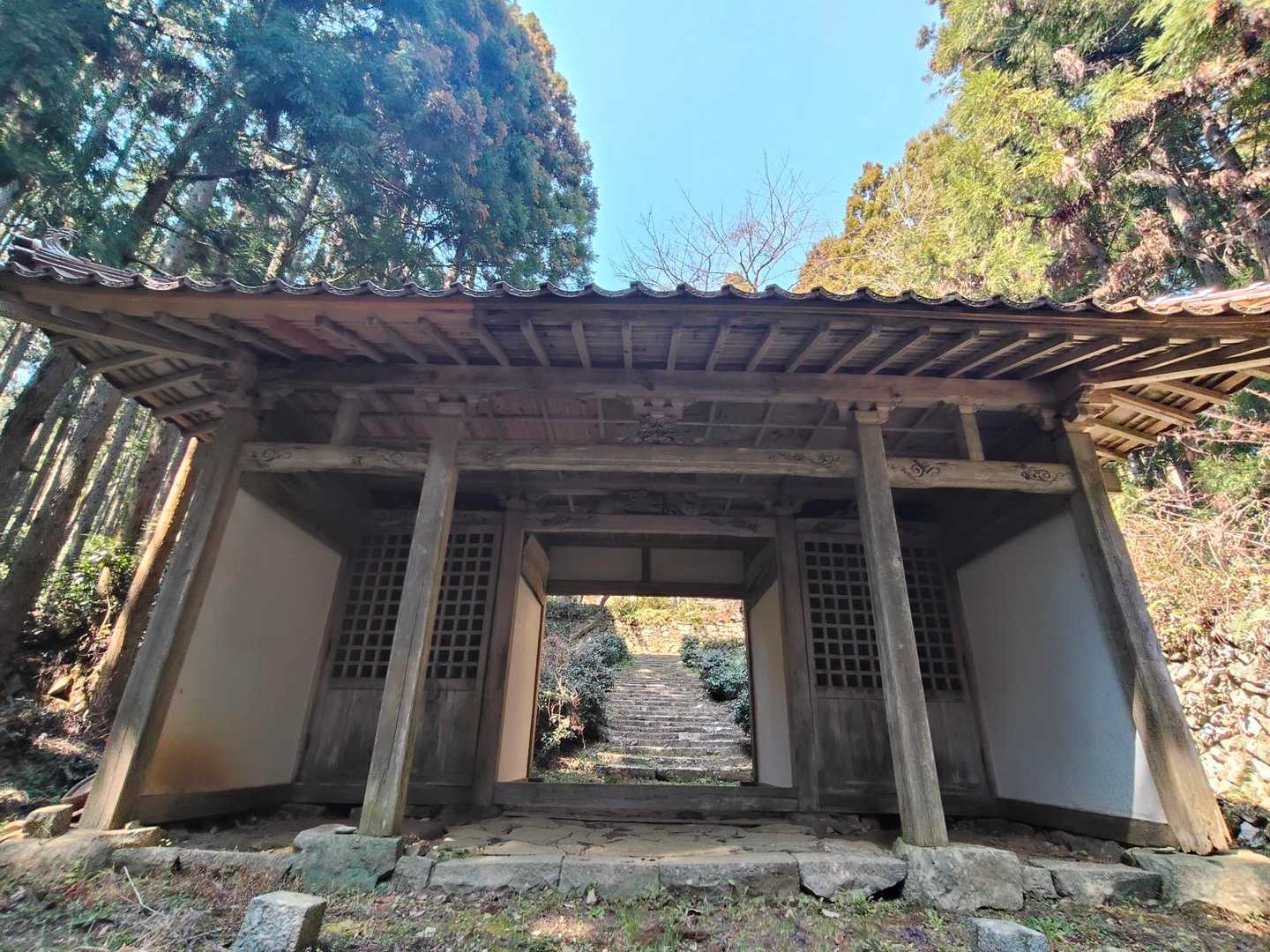 創建500年の成君寺仁王門
焼失を免れた文化財である