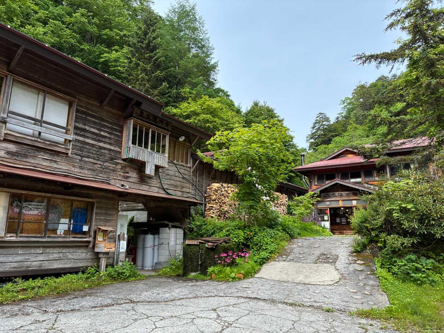 奥鬼怒温泉郷 日光澤温泉♨️
ガス置き場のとこを通り抜けま〜す🚶‍♂️