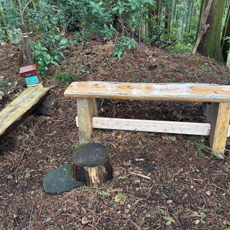 ここには命のベンチがあったよ✨

明け方まで降っていた雨のせいで湿っていたけれど、少し休憩させていただきました