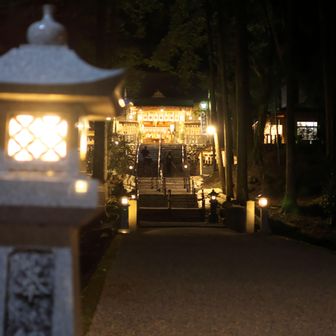 参拝者は数人程度。流石に一般の参拝者は朝４時には来ないか。