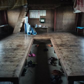 綺麗で快適な避難小屋でした。宿泊者は20人くらいでしたかね。