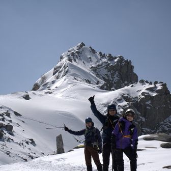 宝剣岳をバックに！
今日は登りませんが何組かアタックしてました。