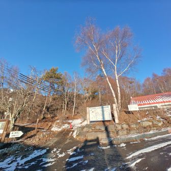 あっという間に三城の登山口。
まだ空は青い。