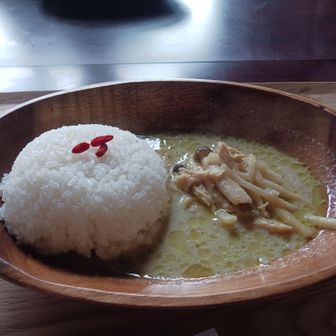 木ノ又小屋で美味しいと評判のグリーンカレーを初めていただきました！
マイルドな見た目とは裏腹に奥深い濃厚な味でこりゃめちゃめちゃ美味しい😋
この美味しさで1,200円。
こちらは要事前予約です。