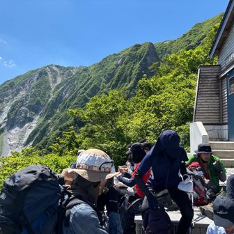 6合目に到着。ごった返してました。ここまでは順調だったが…。