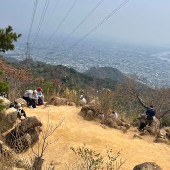 風吹岩　山頂広場は　山ごはんタイムで
人多めですが　景色は素敵ですよね〜✨