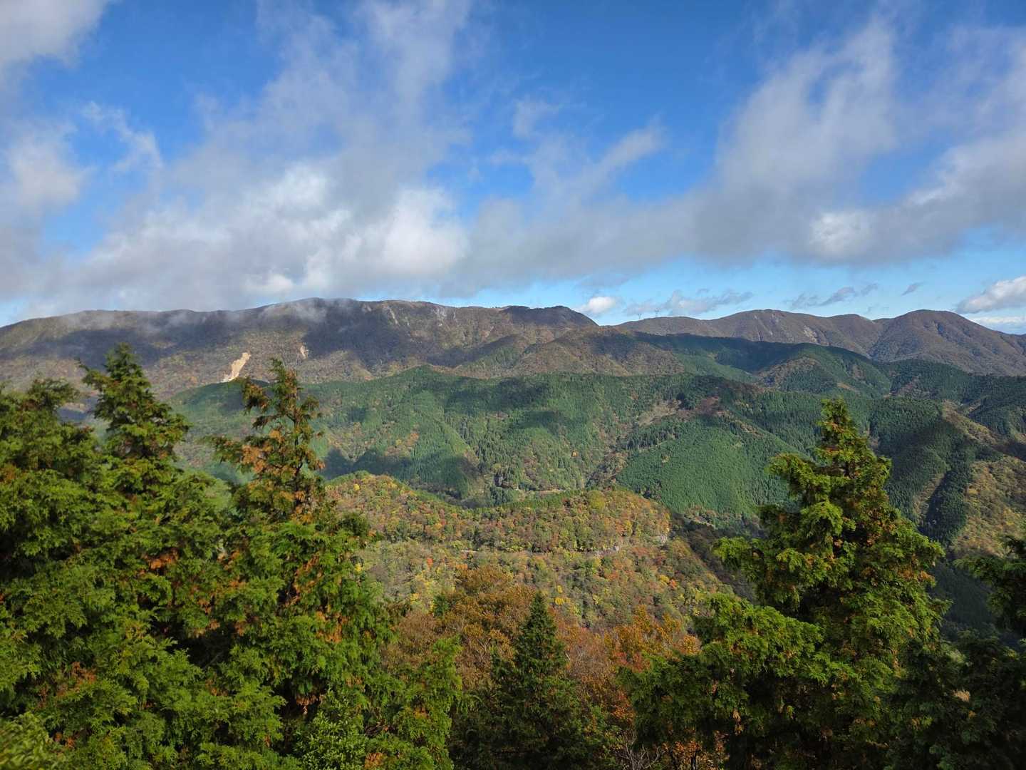岩の上でゆっくりしていたら青空に。これでもう大満足。下の方の紅葉もばっちり。