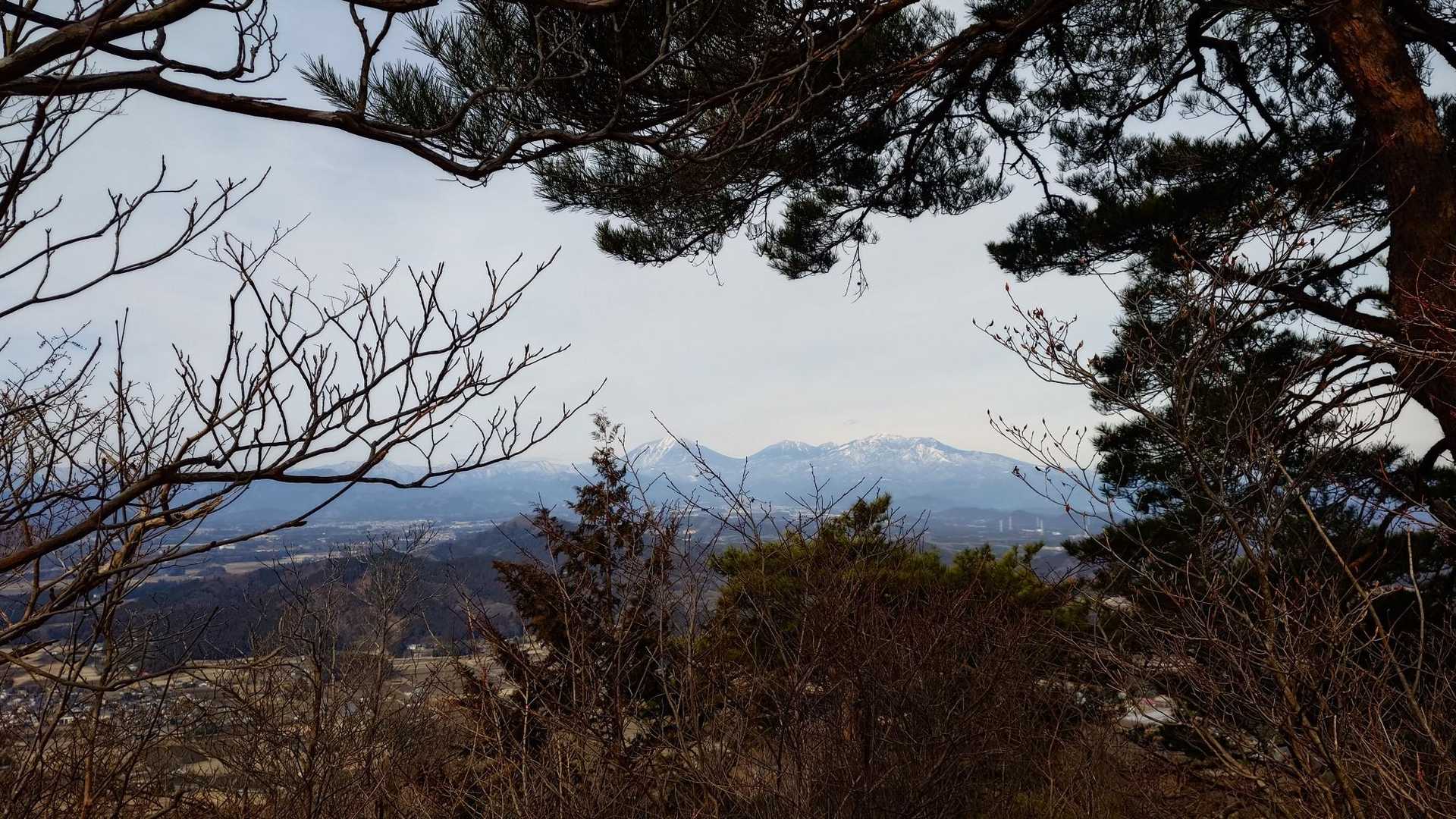 山頂からは日光連山チラリ