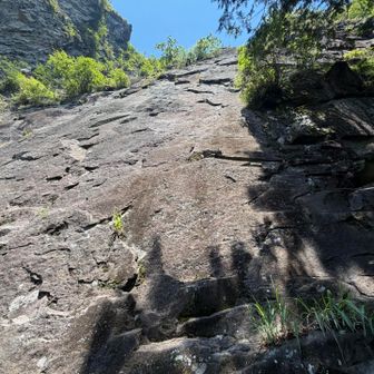 右ルート到着😊
乾いてる✨
懸垂下降は無いので靴は持ってあとはデポって登攀開始🧗‍♂️