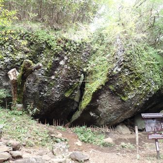 この岩、金太郎の仮住まいだそうです