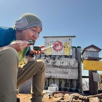 那智の滝近くの「那智ねぼけ堂」で買った
炊き立てのめはり寿司がランチ

2コで300円👌

塩漬けされた高菜が良い塩梅でめっちゃ美味い😋